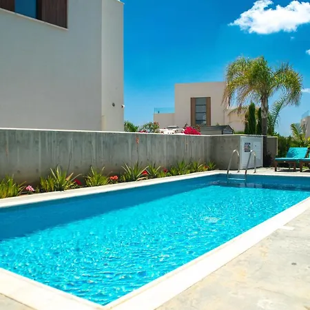 By The Natalya Vilă *