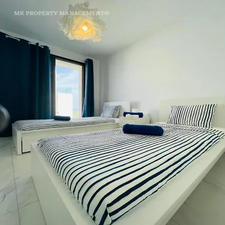 فيلة By The Natalya *